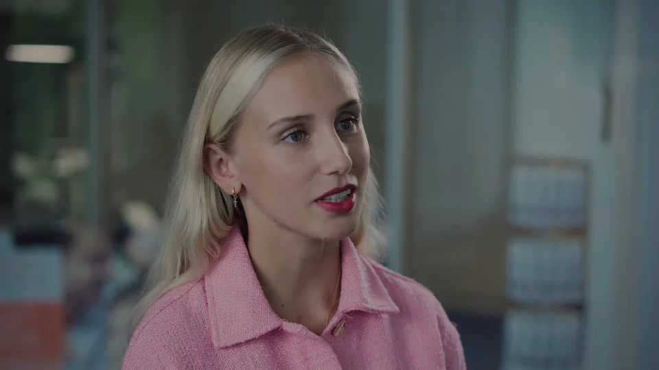 Caroline Siavy, journaliste ELLE.fr, pendant le tournage à Avène